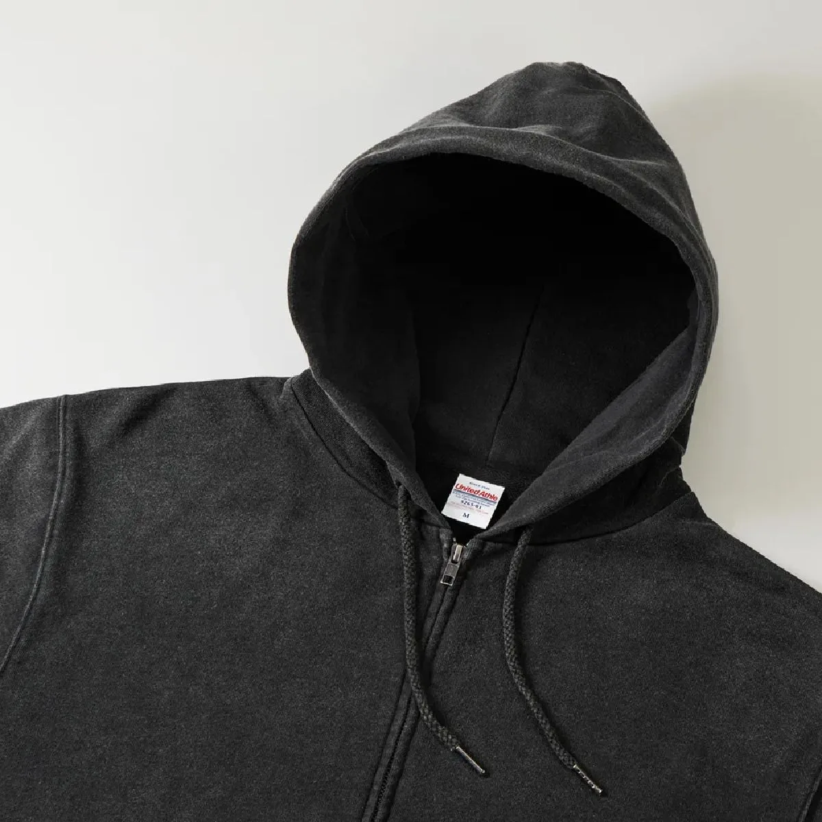 The hood is double-layered and has no front seams, so it can also be printed on.