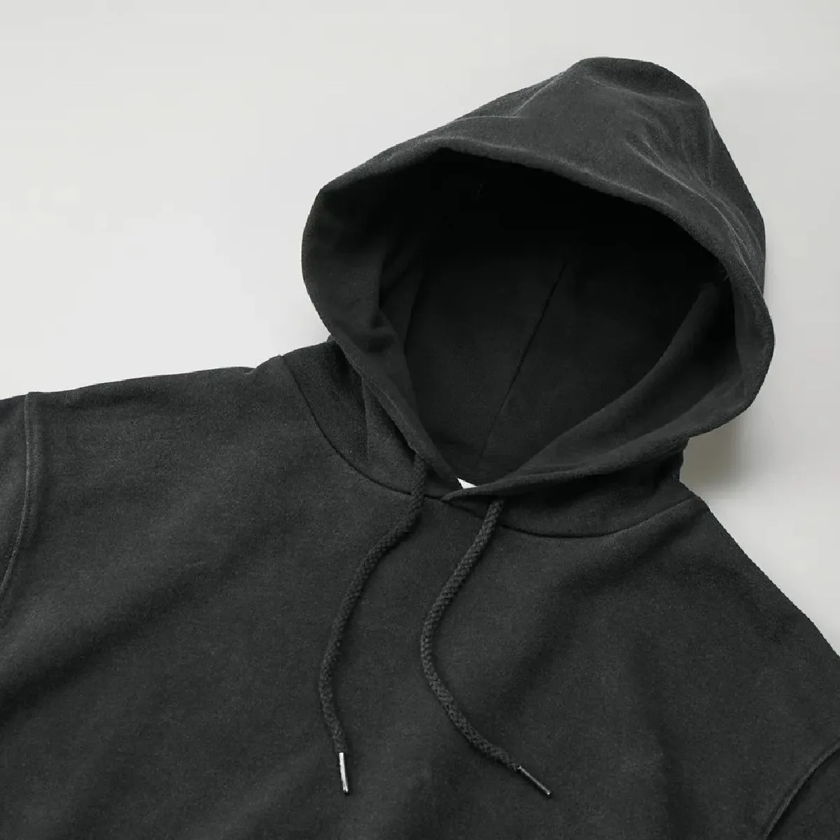 The hood has a double-layered design and no front seams, so it can also be printed on.