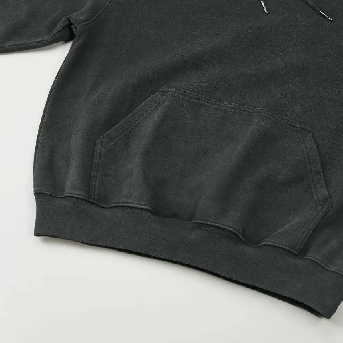 The ribbed cuffs and body seams are finished with a robust double-needle stitching, and the resulting wear along the seams creates a vintage feel.