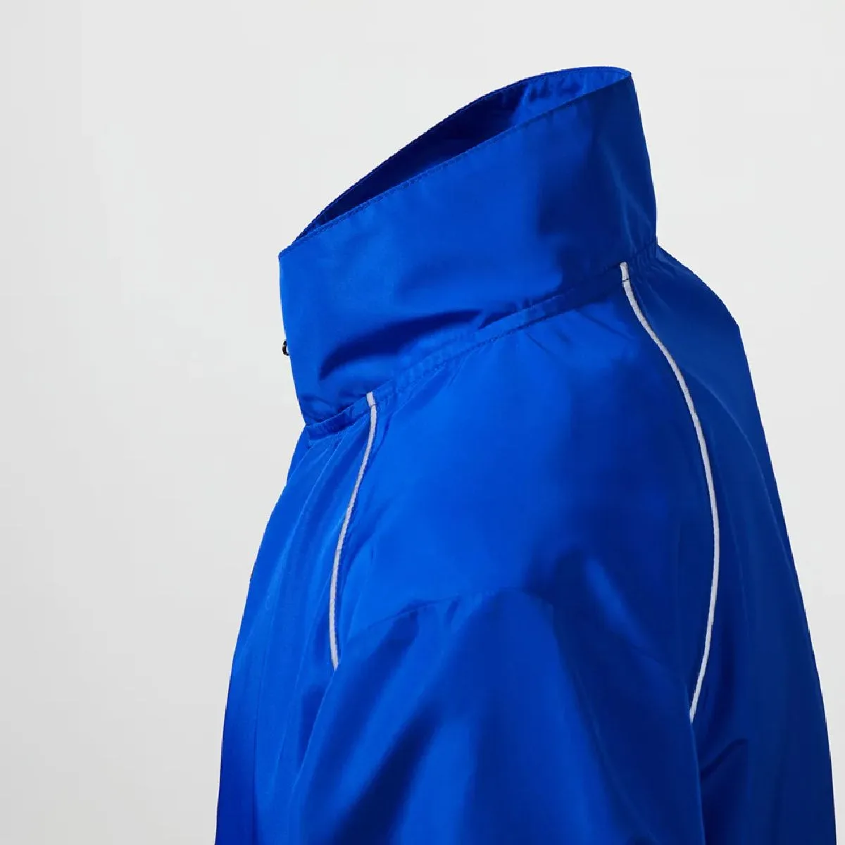The shoulder yoke features reflective tape.