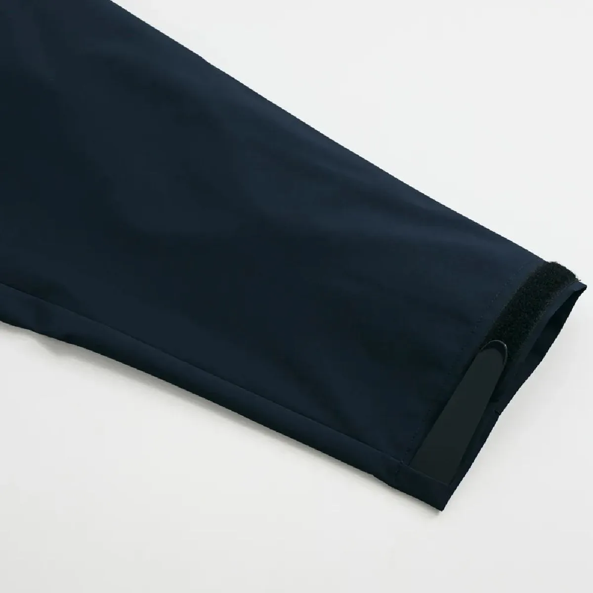 The cuffs are adjustable with hook-and-loop fasteners, ensuring windproof performance.