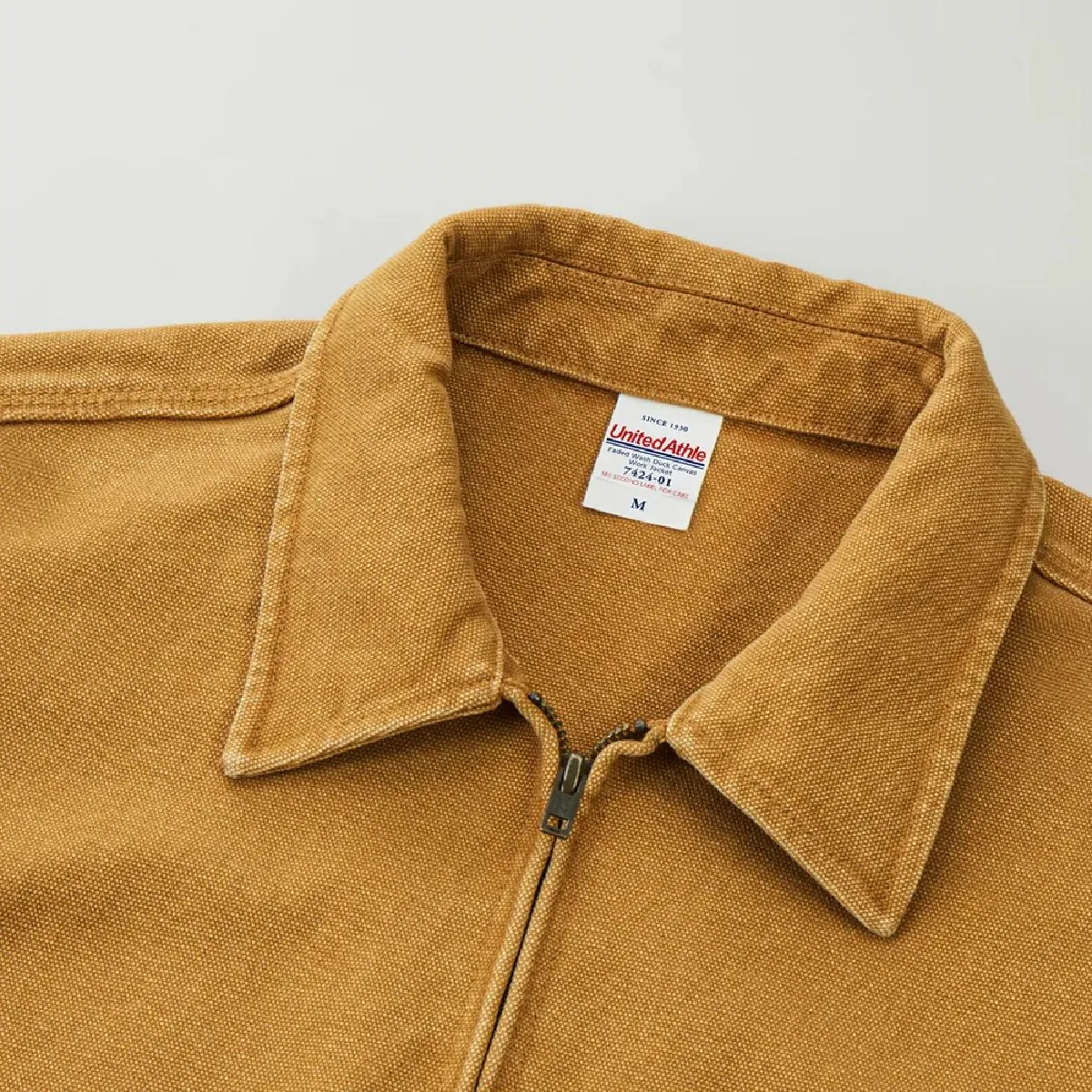 The collar has a crescent-shaped stand design, which enhances its three-dimensional appearance.