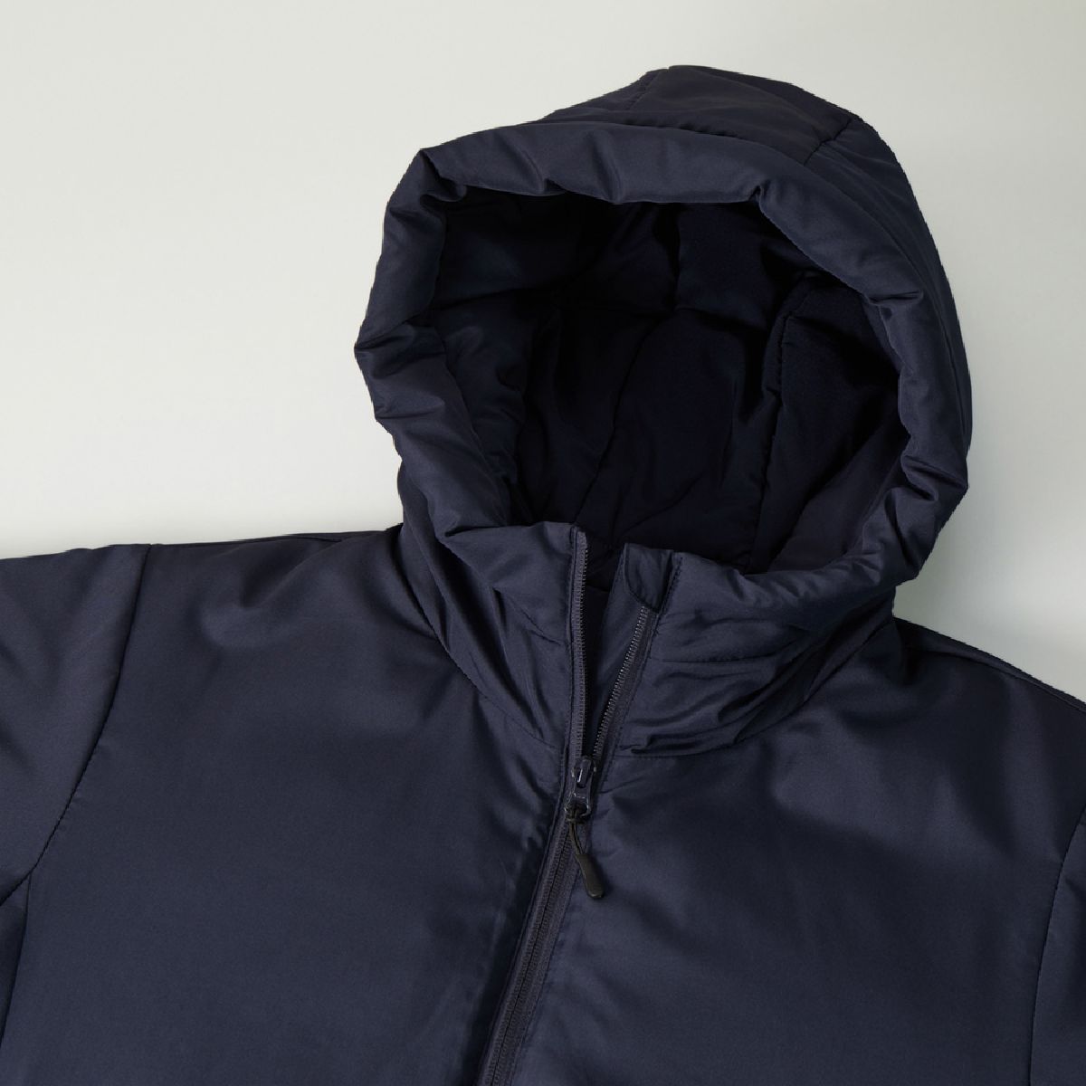 A large, padded hood that's easy to put on and take off, a high neckline to prevent wind from entering, and a chin guard.