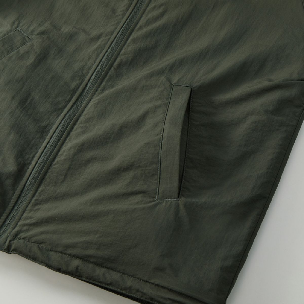 Features a single-welt pocket on the side (nylon side).